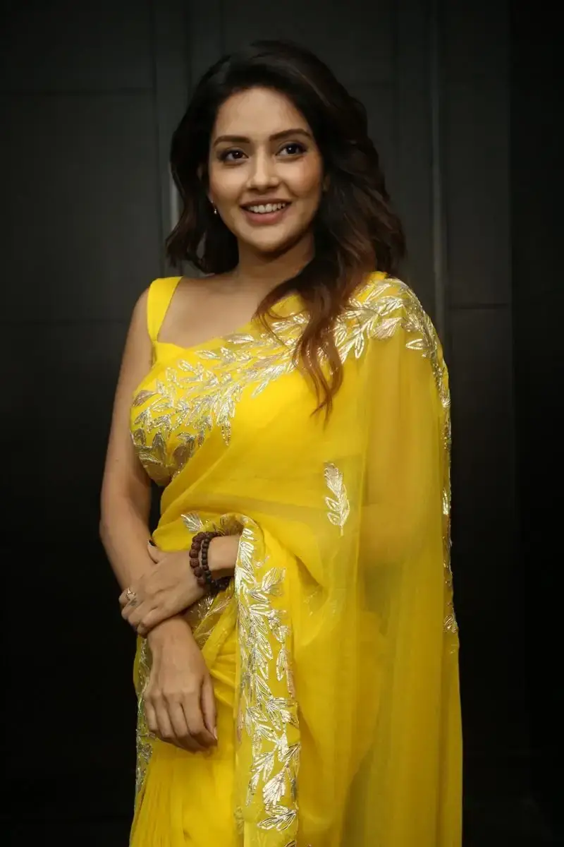 MALAYALAM ACTRESS MAHIMA NAMBIAR IMAGES IN YELLOW SAREE 20